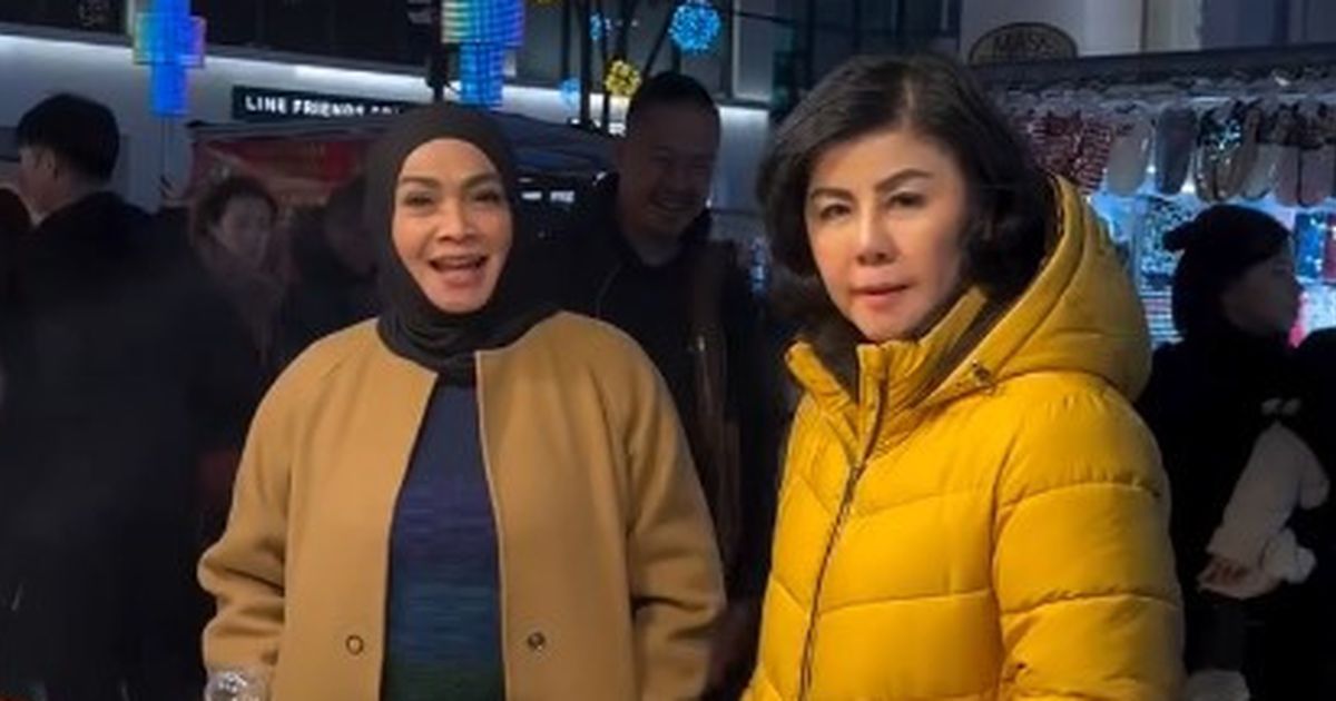 Duo Nenek Kece, Potret Rieta Amilia & Desiree Tarigan Liburan Bareng ke Korea - Berburu Aneka Jajanan Lezat