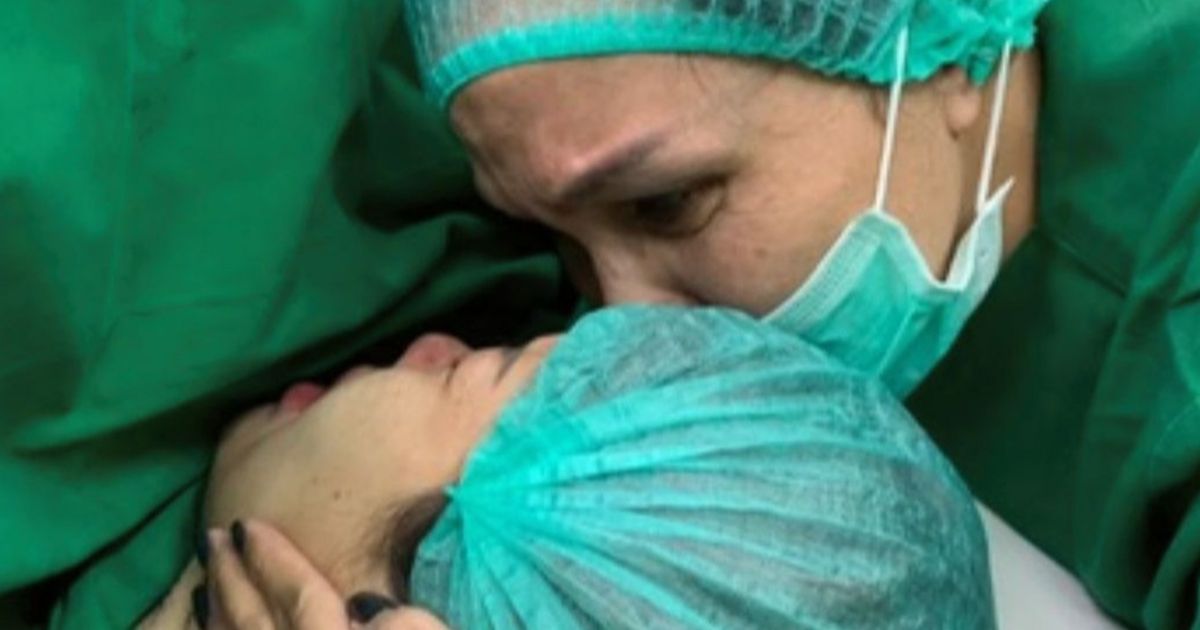 Tak Balas Hujatan, Potret Fitri Salhuteru Unggah Foto Temani Nikita Mirzani saat Persalinan - Akui Cinta Damai