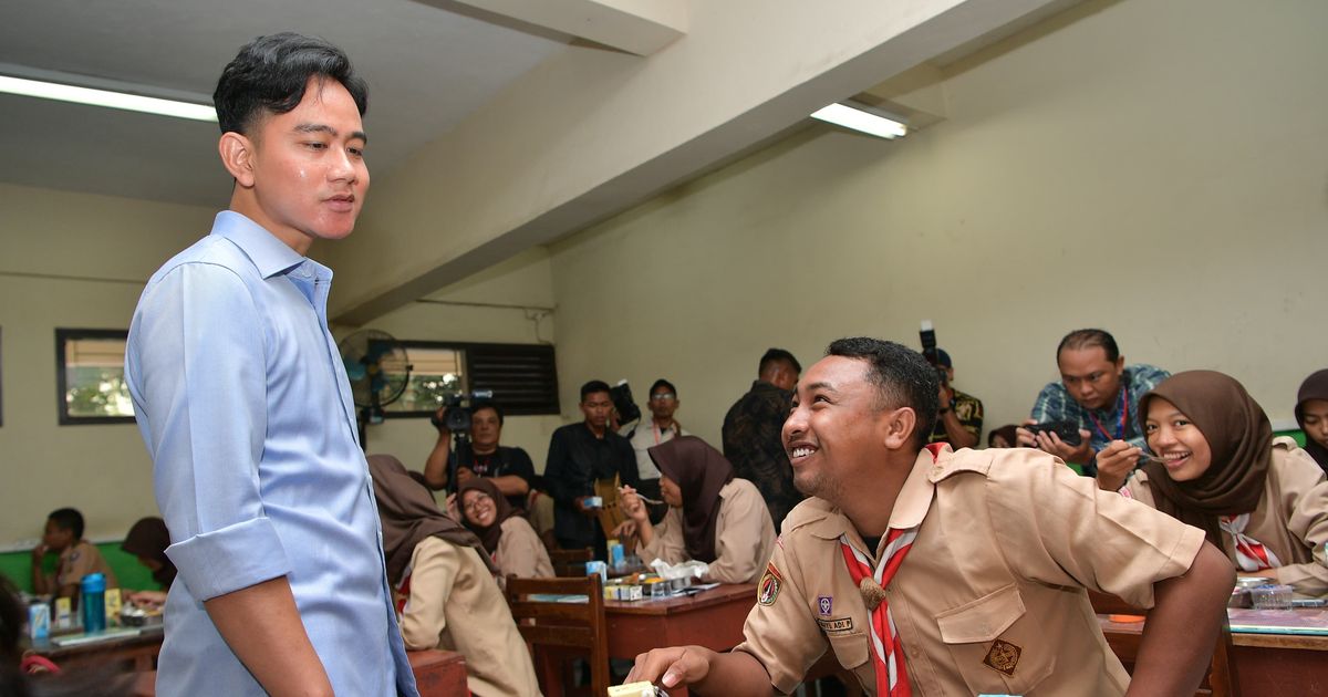 Gibran Tinjau Makan Bergizi di SMKN 7 Semarang