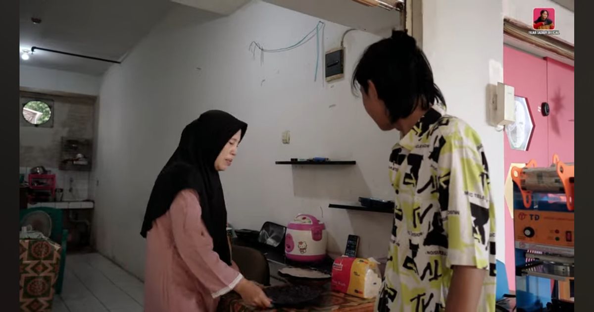 Alhamdulillah, Ibu Fajar Sadboy Buka Warung Nasi di Jakarta 'Laris Manis'