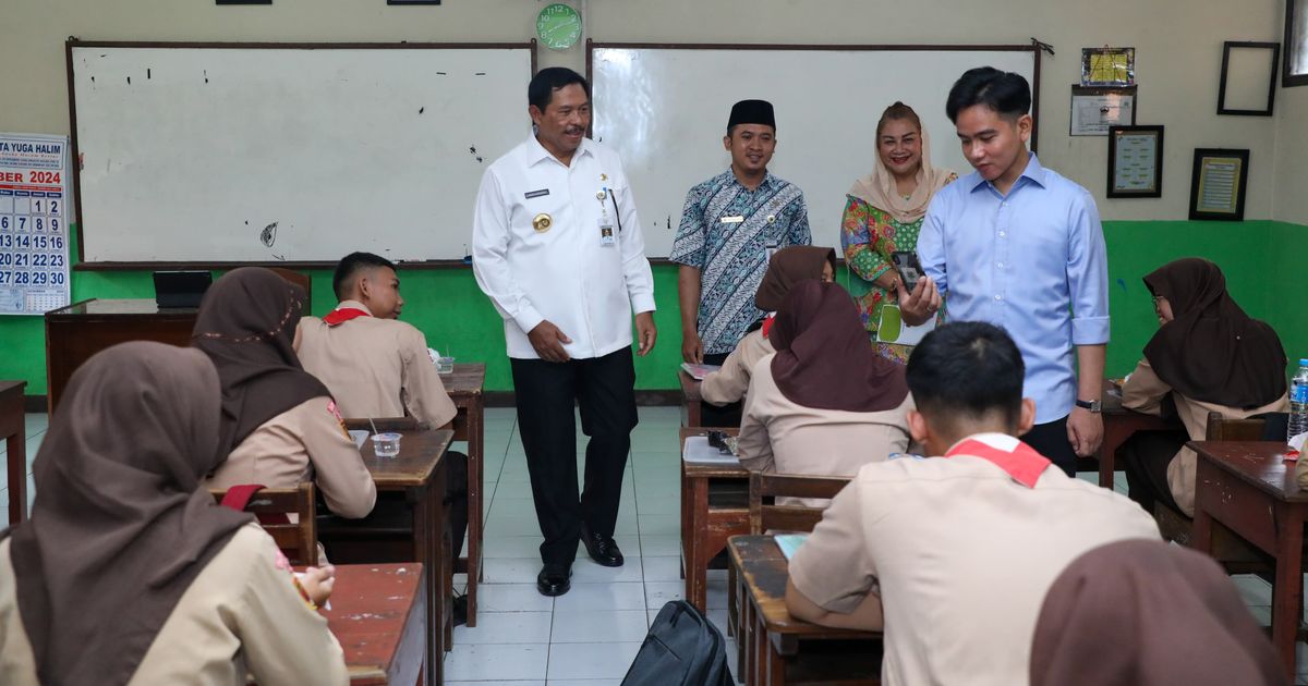 Gibran Tinjau Uji Coba Makan Gratis di SMK Semarang, Siswa: Kurang Kenyang