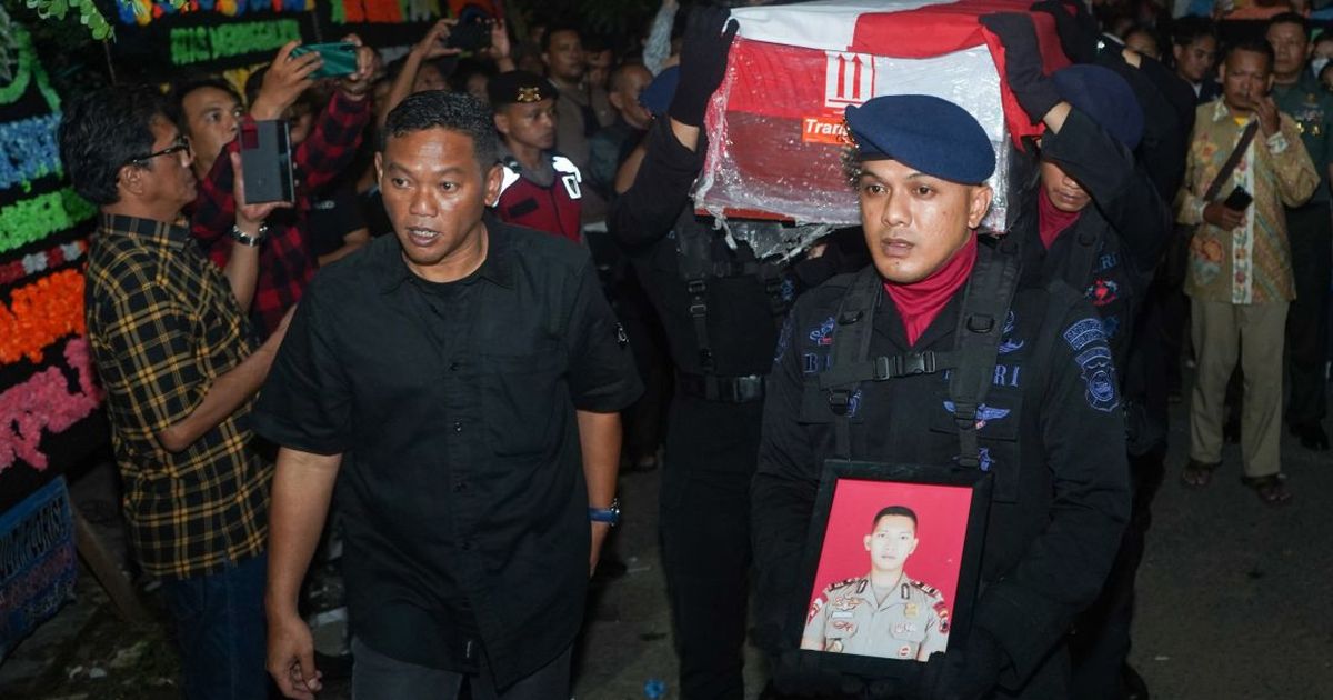 Kapolri Beri Kenaikan Pangkat Anumerta ke Almarhum AKPB Ulil Ryanto