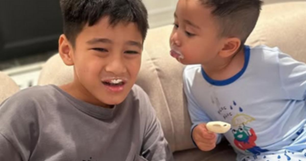 Potret Rafathar & Rayyanza Makan Es Krim Bareng, Netizen Salfok Perut Cipung yang Makin Gemoy Banget