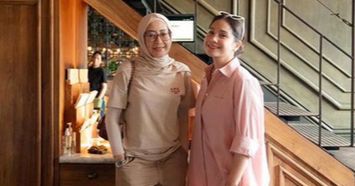 Outfit Simple Nagita Slavina Dipuji Tak Pernah Gagal Kece, Sandal Jepit Ratusan Ribu Bikin Salfok