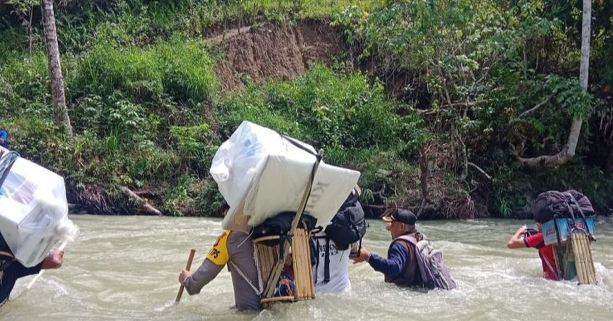 Cerita Polisi Jalan Kaki Terobos Sungai hingga Hutan Belantara Antar Logistik Pilkada ke Pelosok Banggai