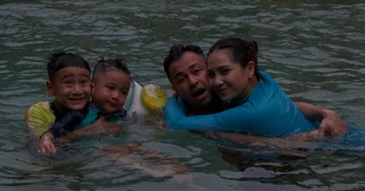 Potret Keluarga 'Sultan Andara' Berenang Bareng, Nagita Gelendotan ke Raffi Ahmad & Baby Lily Dipangku Sus Rini