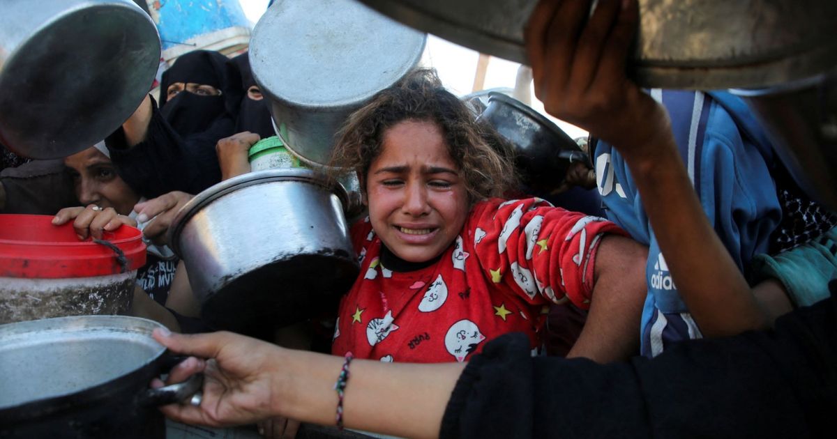 FOTO: Rintih dan Tangis Anak-Anak Kelaparan di Jalur Gaza Berebut Makanan