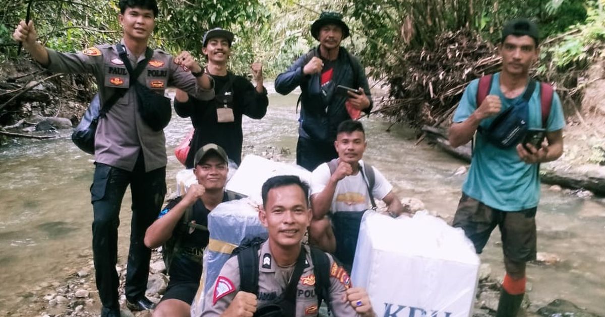 Perjuangan Petugas Seberangi Laut, Sungai Hingga Berjalan Puluhan Jam Demi Antarkan Surat Suara Pilkada ke Mentawai