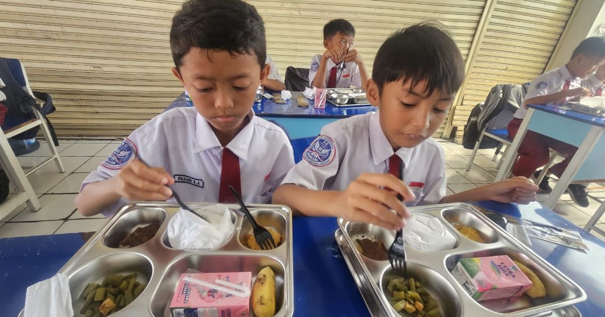 Lanud Husein Sastranegara Gelar Uji Coba Program Makan Siang Bergizi di Sekolah