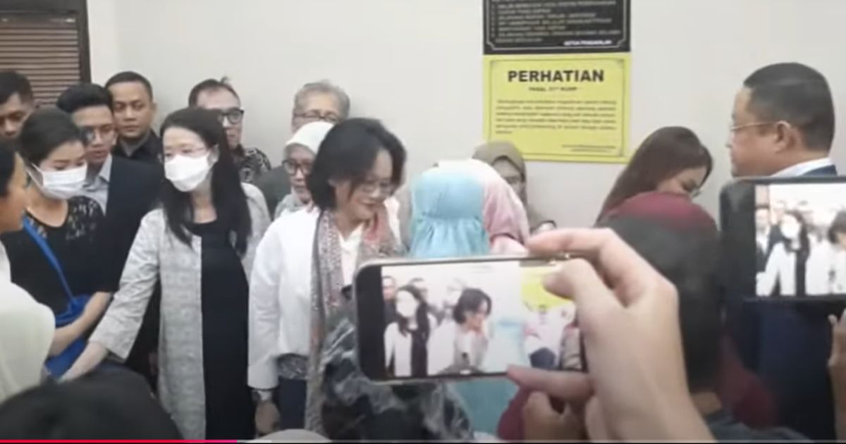 VIDEO: EMOSI! Emak-Emak Pendukung Tom Lembong Ngamuk di Sidang Usai Hakim Tolak Praperadilan