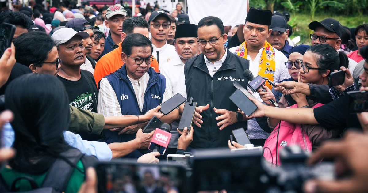 Anies Nyoblos Gubernur dan Wakil Gubernur Jakarta di TPS Lebak Bulus