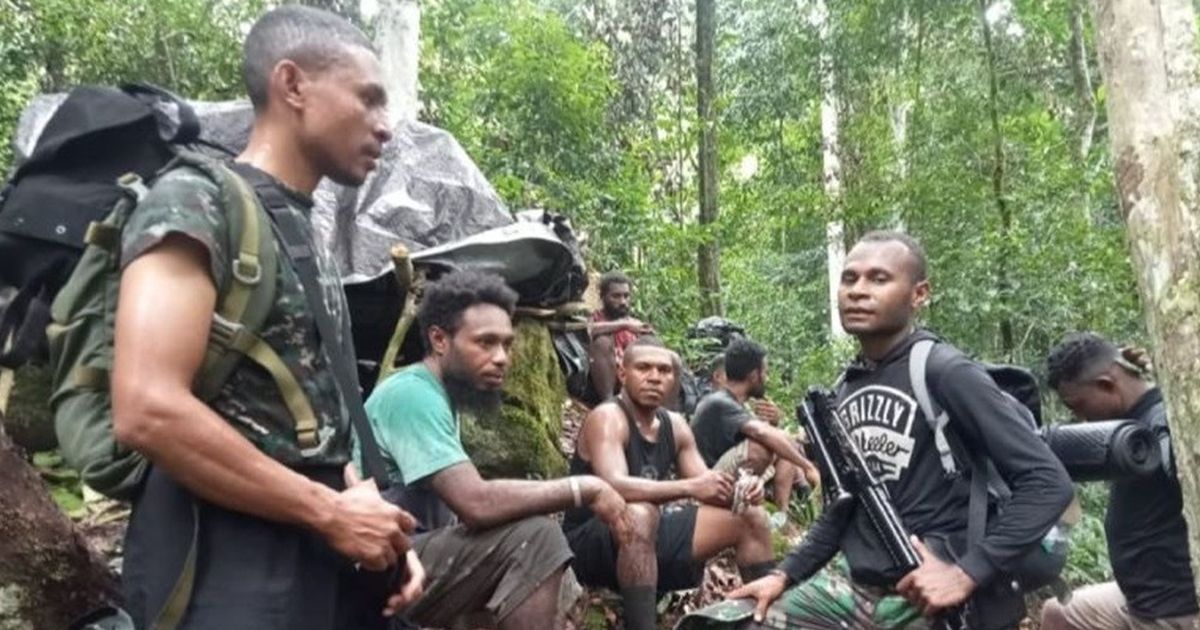 Kisah Haru Petugas Antar Logistik Pilkada di Pedalaman Papua Barat, Tiga Hari Jalan Kaki Turuni Lembah Curam