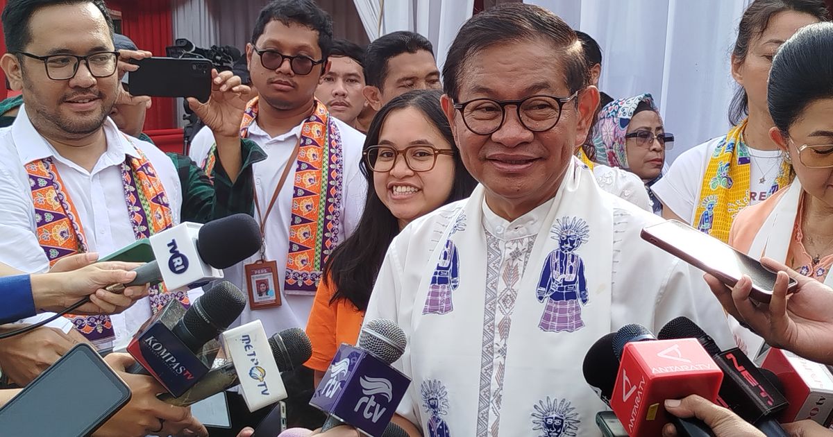 Pakai Baju Koko Putih, Pramono Anung Nyoblos Bareng Keluarga di Cipete