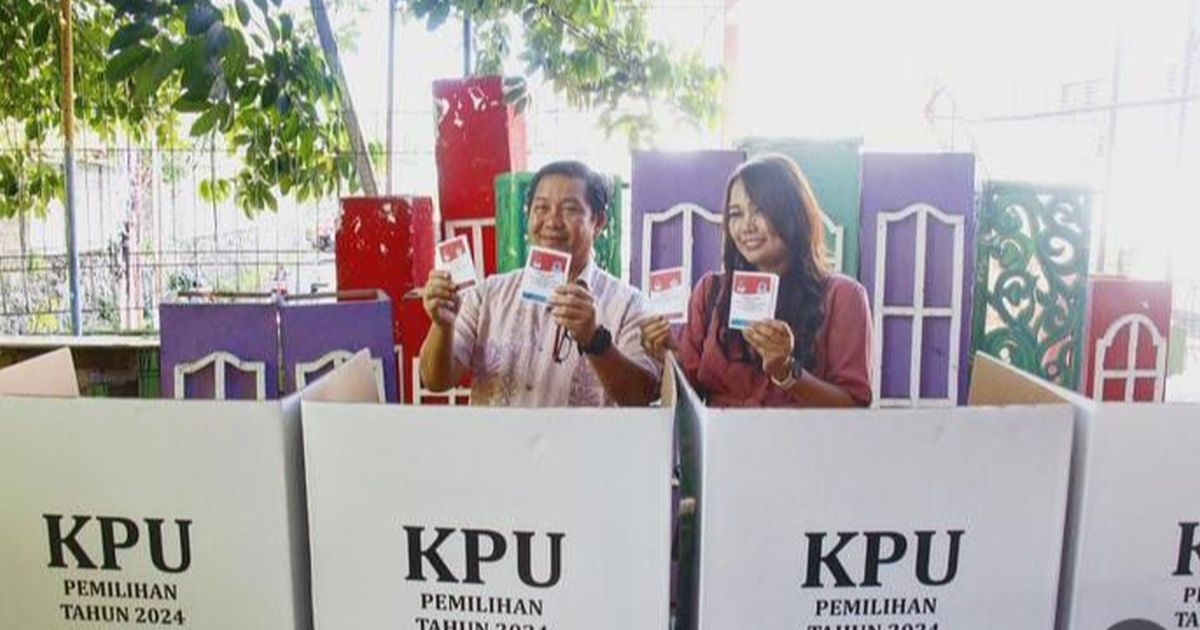 Nyoblos di TPS 05 Tanjung Batu, Steven Kandouw Ditemani Sang Istri