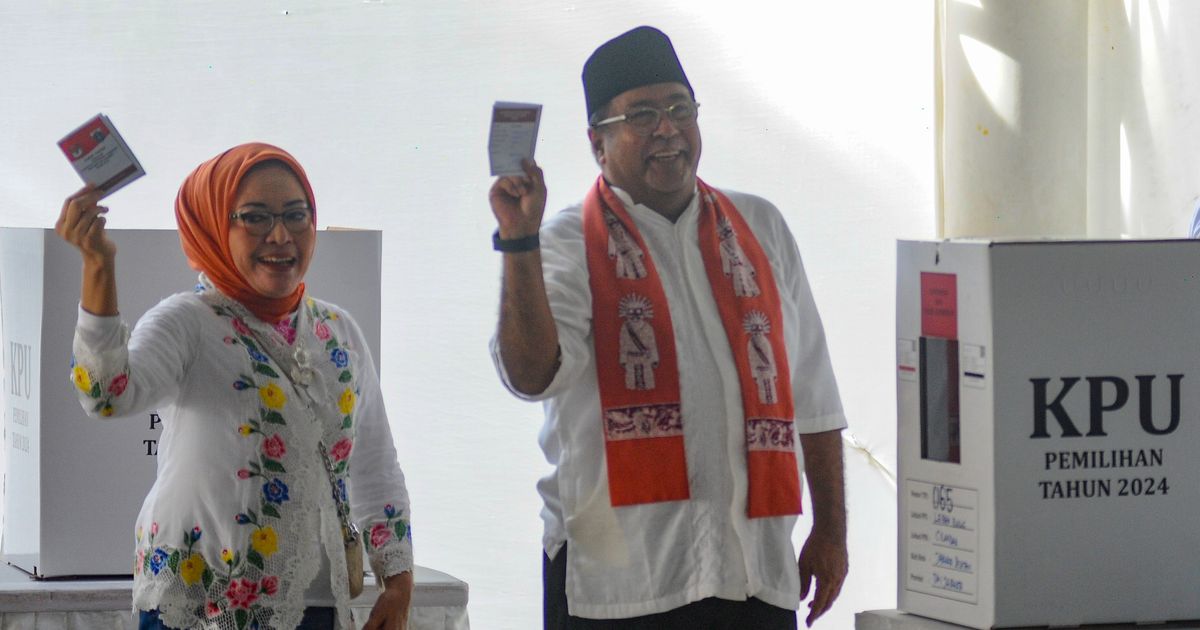 FOTO: Semringah Rano Karno Nyoblos di TPS 65 Lebak Bulus, Pede Menangkan Pilkada Jakarta 1 Putaran