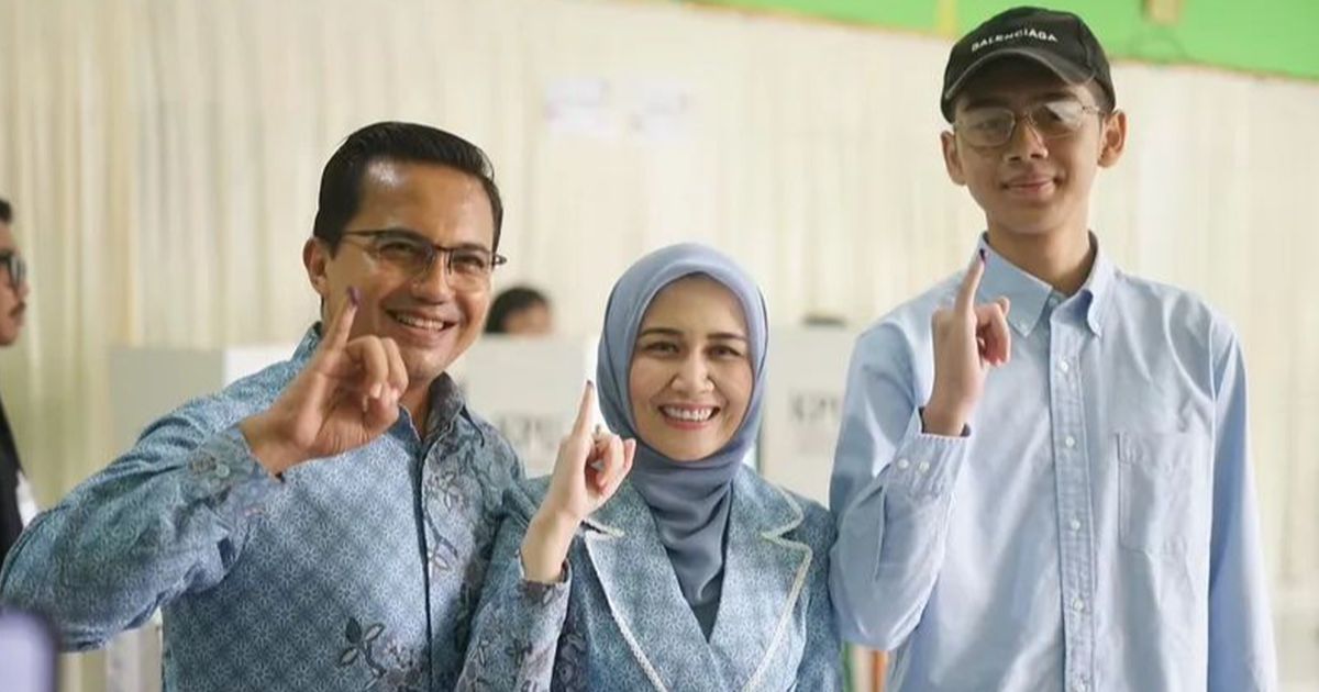 Potret Cabup Sahrul Gunawan dan Istri Kompak Pakai Batik Biru & Pose Jari Bertinta Usai Nyoblos