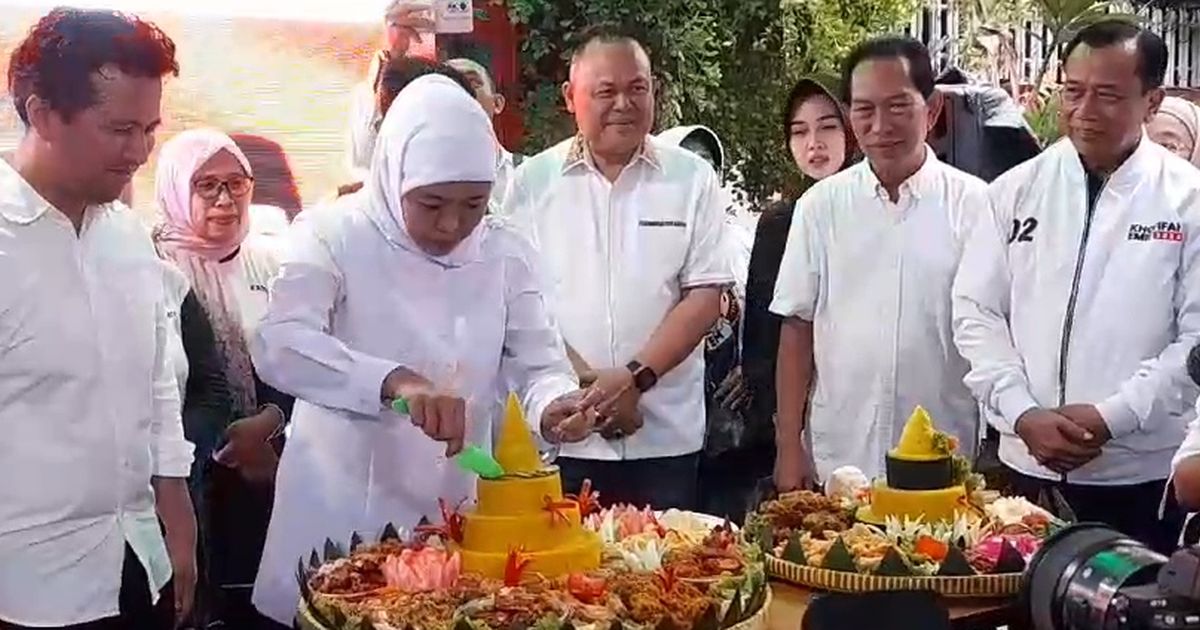 Menang Pilkada Jatim versi Quick Count, Khofifah Langsung Potong Tumpeng