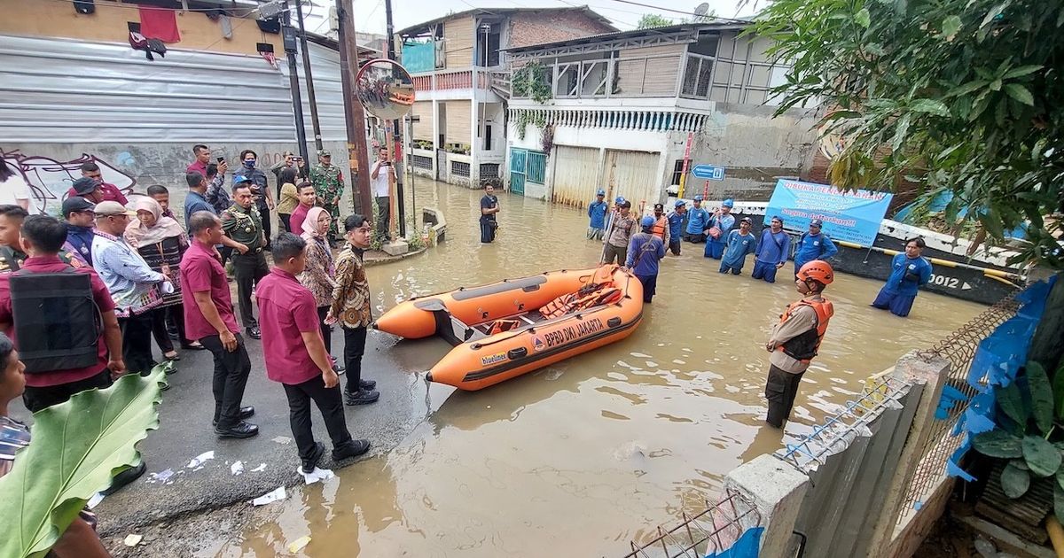 Gibran Tinjau Warga Korban Banjir di Kampung Melayu dan Cawang