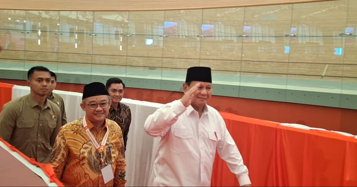 VIDEO: Prabowo Beri Kado Spesial ke Guru 