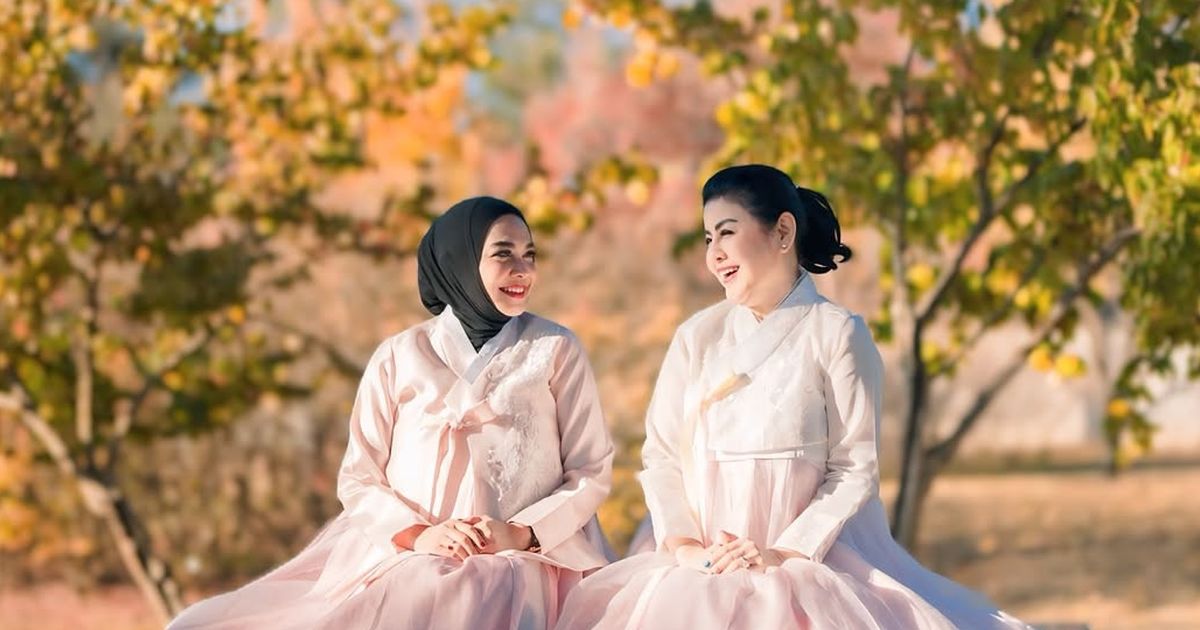 Potret Cantik Menawan Rieta Amilia dan Desiree Tarigan saat Liburan di Korea, Kompak Pakai Handbok Pink hinggan Terlihat Awet Muda