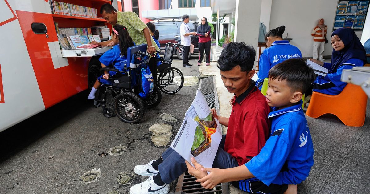 FOTO: Keseruan Penyandang Difabel Tingkatkan Minat Baca Lewat Perpustakaan Keliling