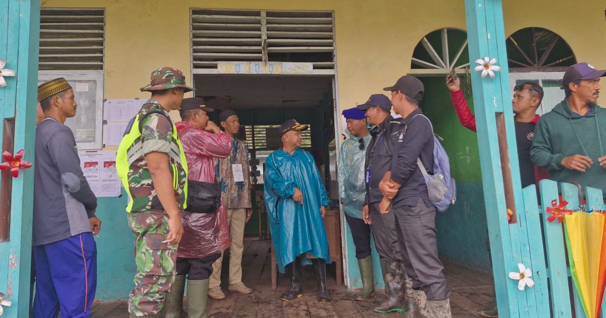 Aksi Polisi Tetap Semangat Kawal Pilkada di Wilayah Terluar Meski Diguyur Hujan