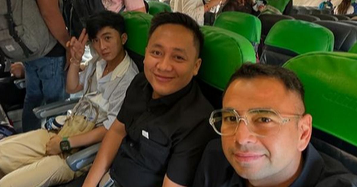 Biasa Naik Private Jet, Potret Raffi Ahmad Duduk di Kelas Ekonomi Pesawat Bareng Karyawan Tuai Pujian