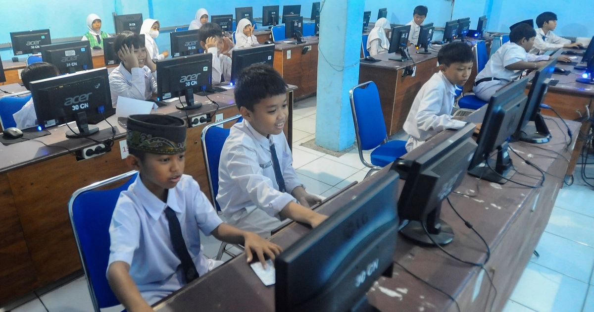 FOTO: Wajah Serius Siswa SD Ikuti Asesmen Nasional Berbasis Komputer