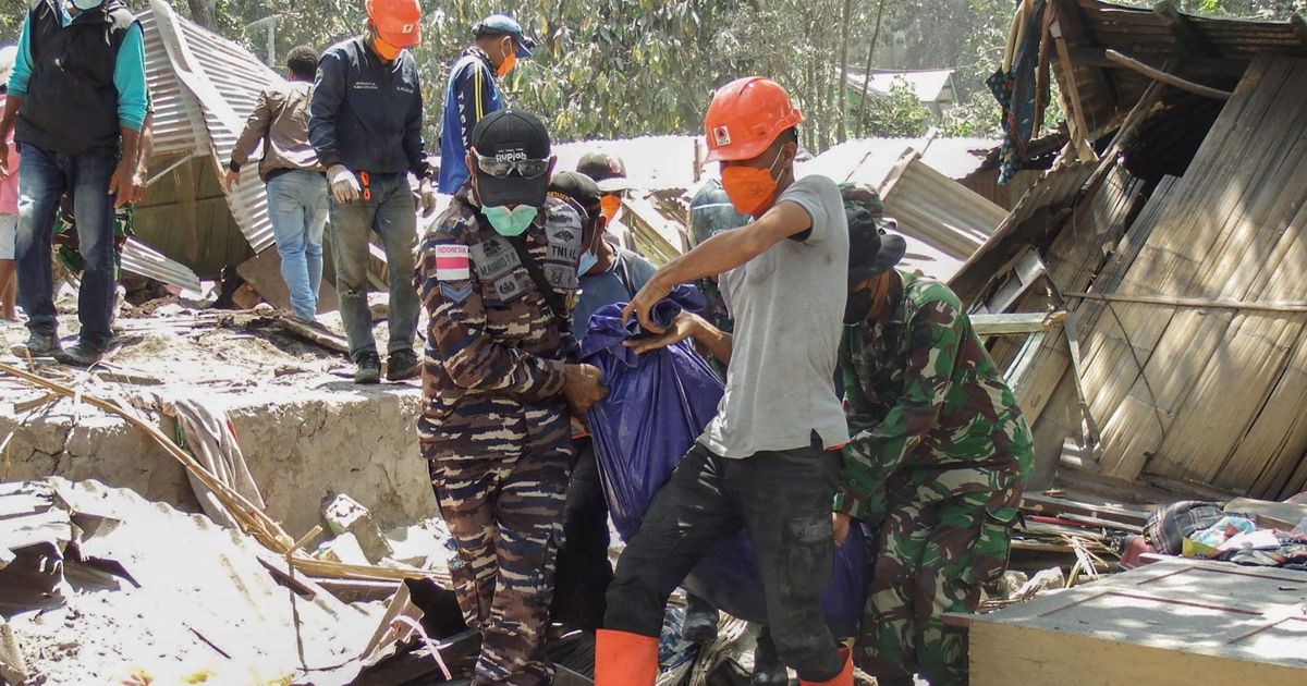 FOTO: Potret Pilu Satu Keluarga Tewas Tertimbun Reruntuhan Akibat Letusan Gunung Lewotobi Laki-Laki