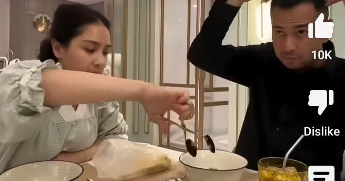 Potret Raffi Ahmad & Nagita Slavina Ngobrol Santai Sambil Makan Telur Gulung dan Bakso Buat Netizen Terpana