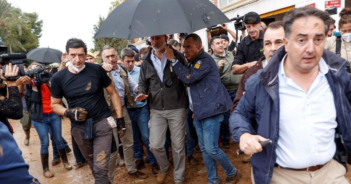 FOTO: Momen Raja Spanyol Dilempari Lumpur dan Diteriaki 'Pembunuh' Kunjungi Korban Banjir di Valencia