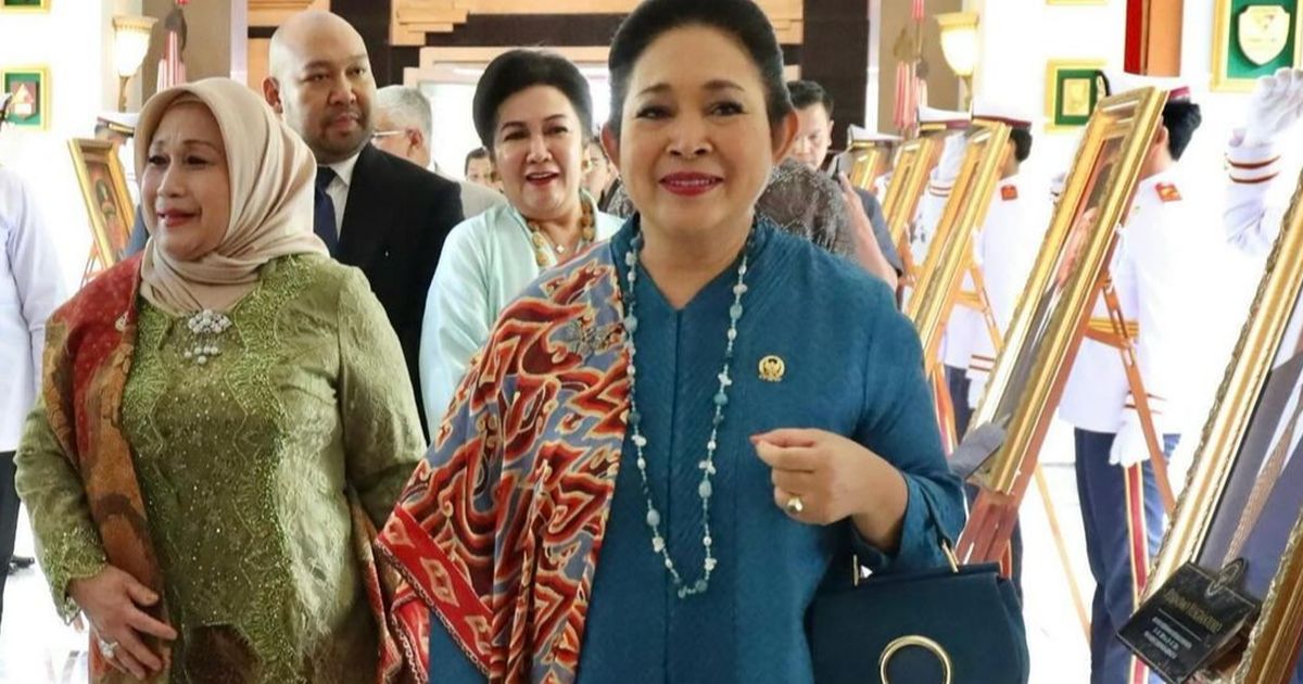 VIDEO: Gaya Titiek Soeharto Berselendang Biru, Dipanggil 