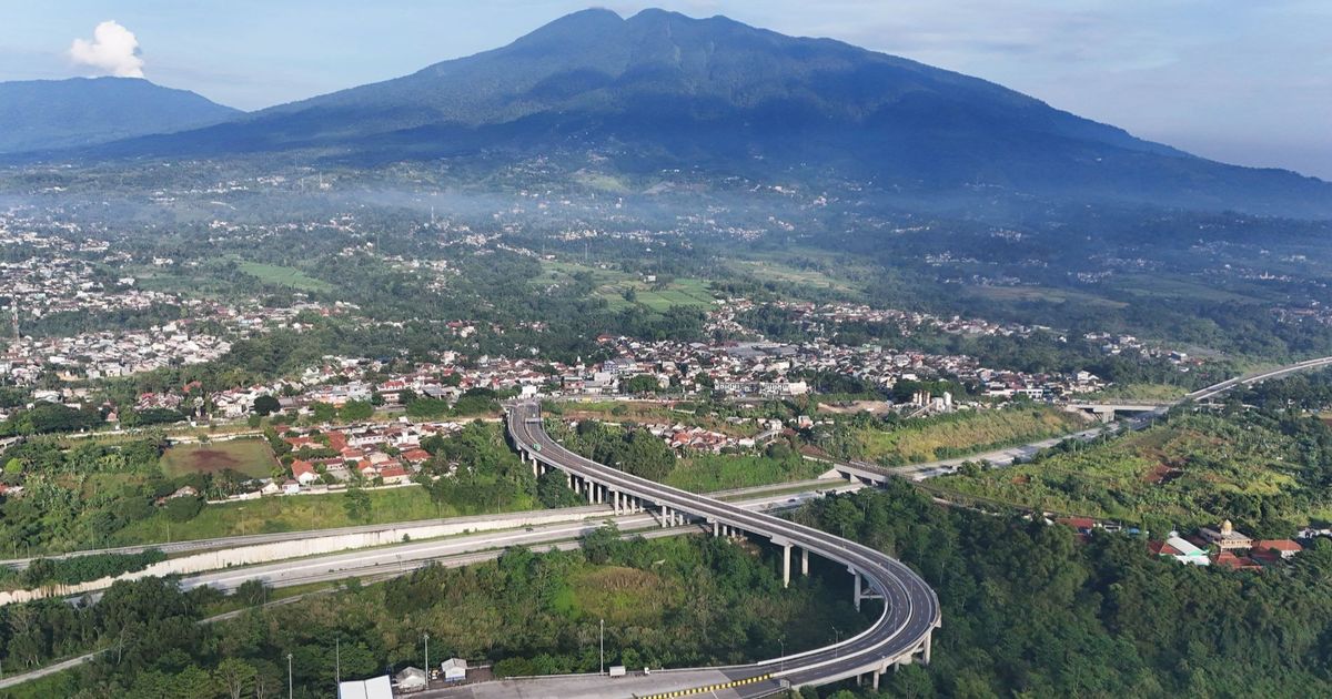 FOTO: Melihat Keindahan Tol Bocimi Berpadu Cantiknya Gunung Salak