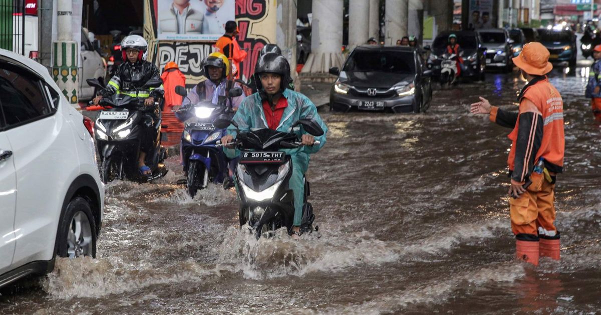 FOTO: Banjir Rendam Jalanan di Kawasan Cipulir usai Hujan Lebat Guyur Jakarta Sejak Siang