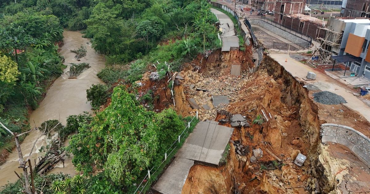 FOTO: Kondisi Terkini Jalan Penghubung Tangerang-Bogor Terputus Akibat Longsor 15 Meter