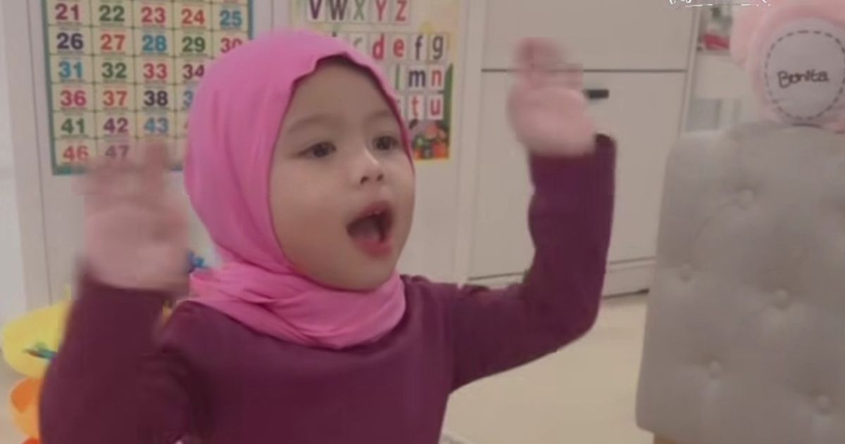 Potret Ameena Anak Aurel & Atta Belajar Mengaji, Cantik nan Menggemaskan Berkerudung - Semangat Menulis Huruf Hijaiyah