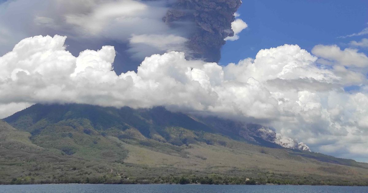 Potret Ngeri Gunung Lewotobi Laki-Laki Erupsi Dilihat dari Laut, Awan Panas Membumbung Tinggi 5.000 Meter