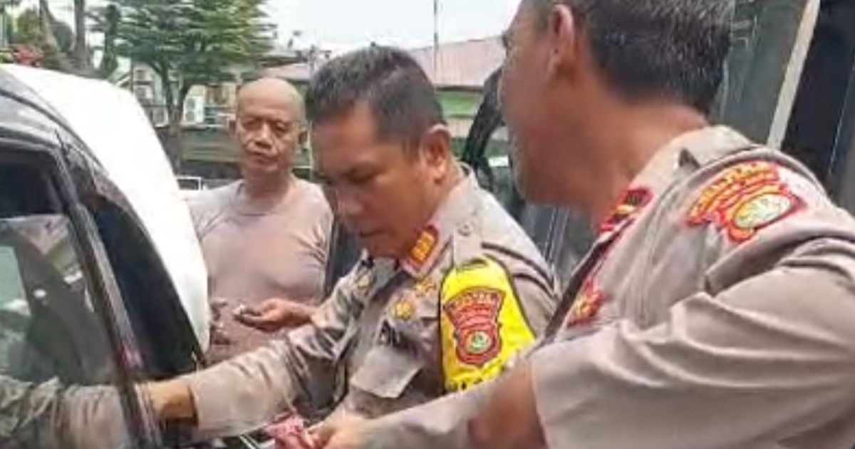 Cerita Polisi Patungan Beli Bensin untuk Pasutri Terlunta-lunta karena Ongkos Habis