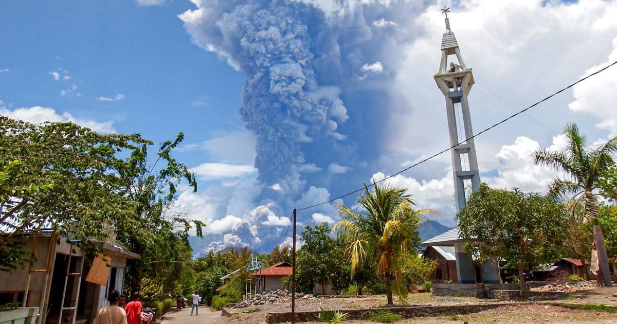 FOTO: Kepanikan Warga saat Gunung Lewotobi Laki-Laki Meletus Dahsyat