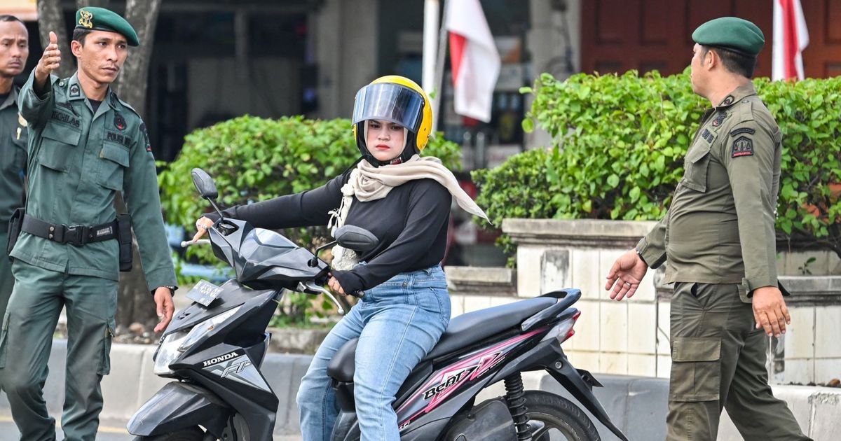 FOTO: Aksi Polisi Syariat Gelar Razia Pakaian di Aceh, Perempuan Berbaju Ketat dan Laki-Laki Bercelana Pendek Diamankan