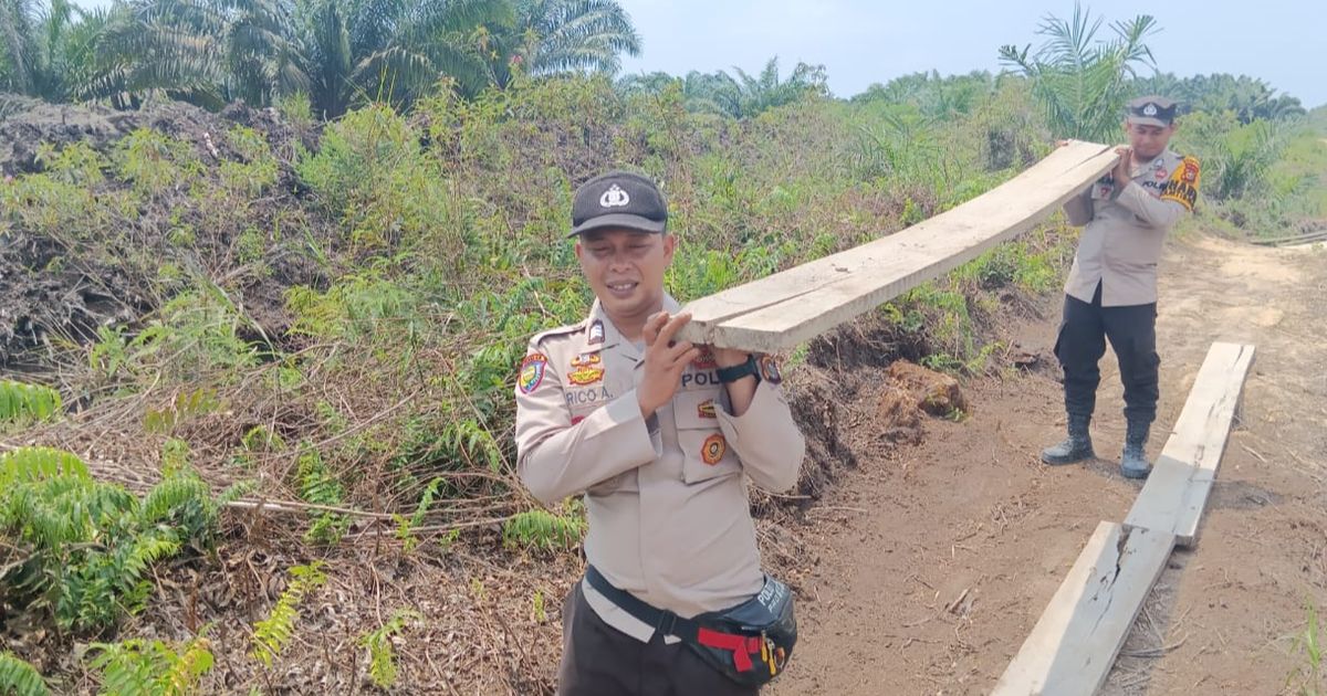 Cerita Dua Personel Polri Bikin Jembatan Kayu Permudah Akses Warga Pedesaan