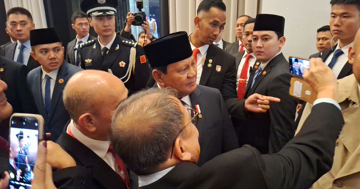 Potret Prabowo Disambut WNI dan Pelajar di Beijing, Langsung Diburu Berfoto Bareng