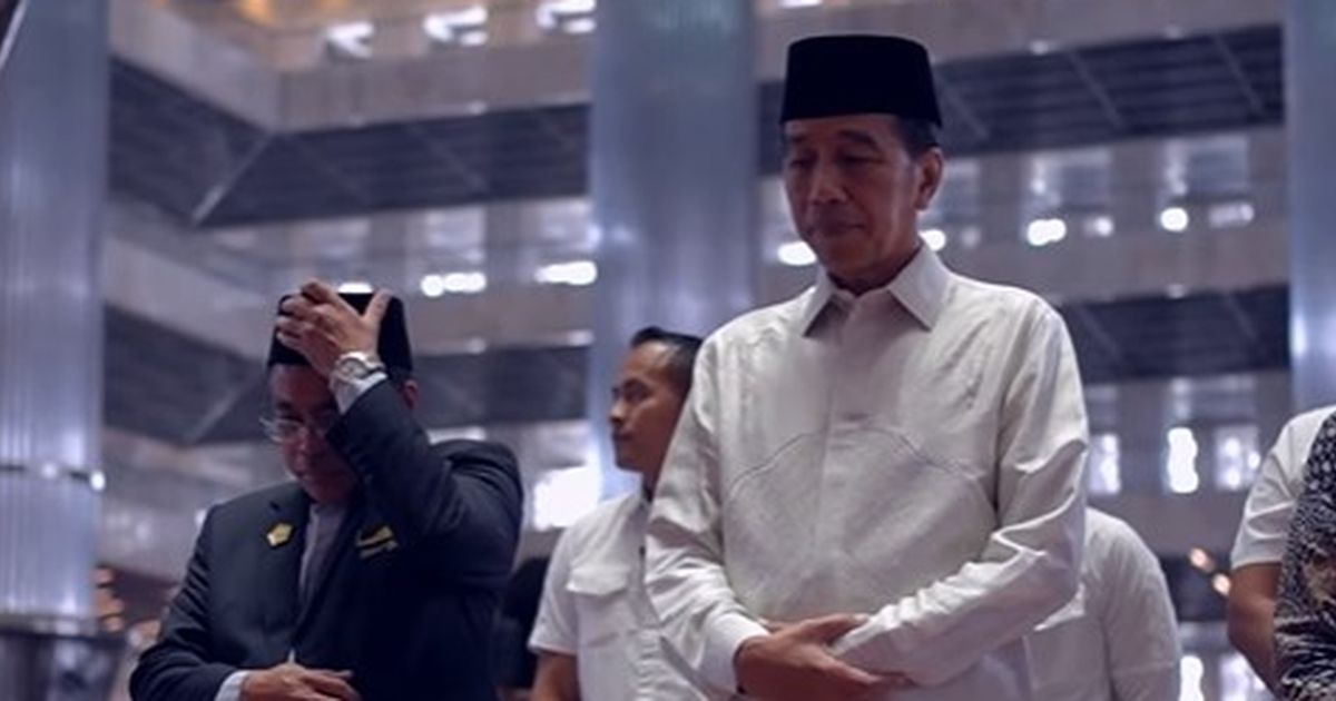 Momen Jokowi Salat Jumat di Masjid Istiqlal Didampingi Pratikno