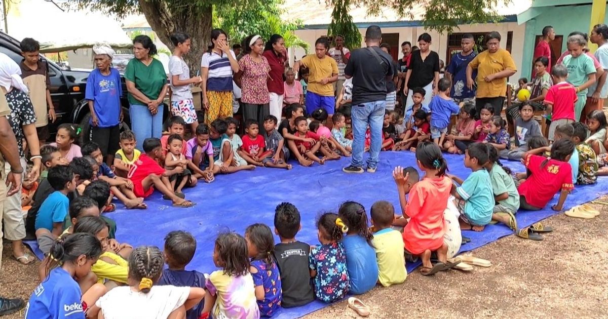 Gunung Lewotobi Laki-laki Erupsi Hampir Sepekan, Pengungsi Mengeluh Kekurangan Pakaian