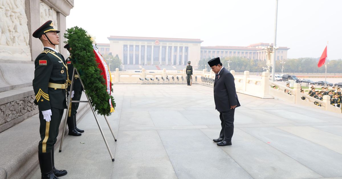 Momen Prabowo Letakkan Karangan Bunga di Monumen Pahlawan Rakyat China