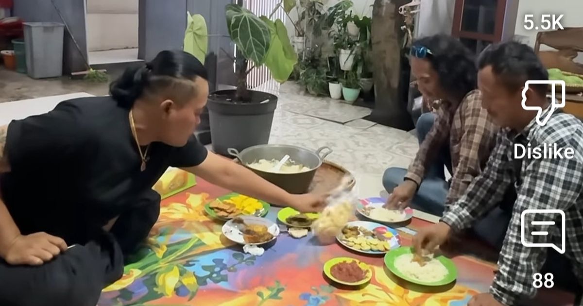 Potret Sule Ajak Dua Pengamen Makan di Teras Rumah, Ngobrol Banyak Hal - Suguhan Makanan Jadi Sorotan