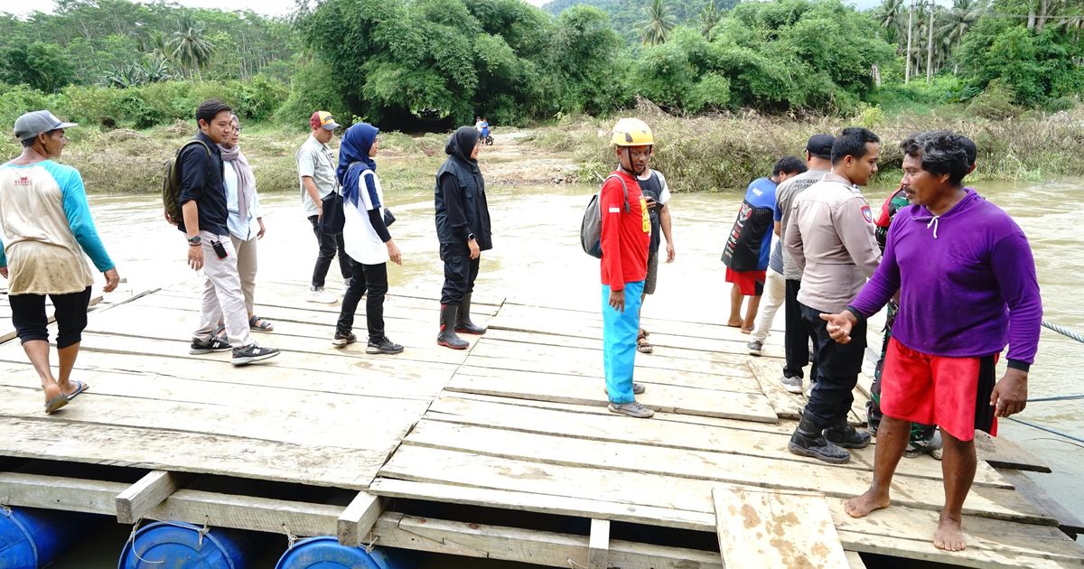 Tinjau Banjir Sukamade, Bupati Ipuk Pastikan Ketersedian Logistik  Warga Terdampak