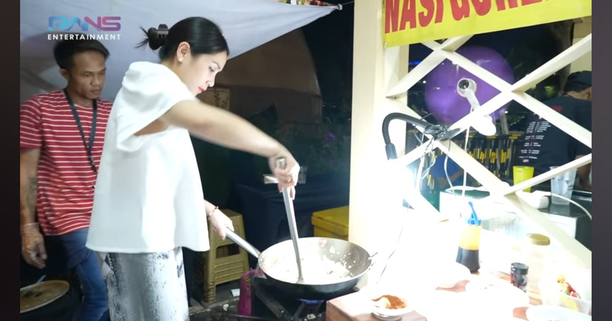 Potret Nagita Slavina Kunjungi Festival Makanan, Sibuk Masak Nasi Goreng Sendiri - Digoda Merry yang Lagi Lapar