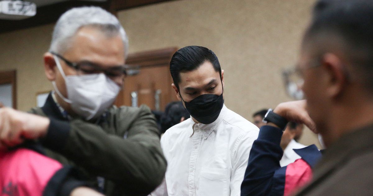 Potret Harvey Moeis Tampil Rapih Kece dengan Kemeja Putih dan Masker Hitam saat Jalani Sidang Tuntutan Kasus Korupsi Timah