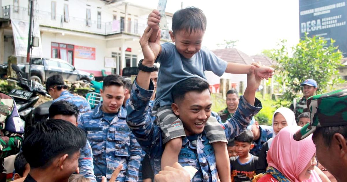 Potret Personel Lanud Husein Sastranegara Hibur Anak-Anak Korban Banjir Bandang Cianjur